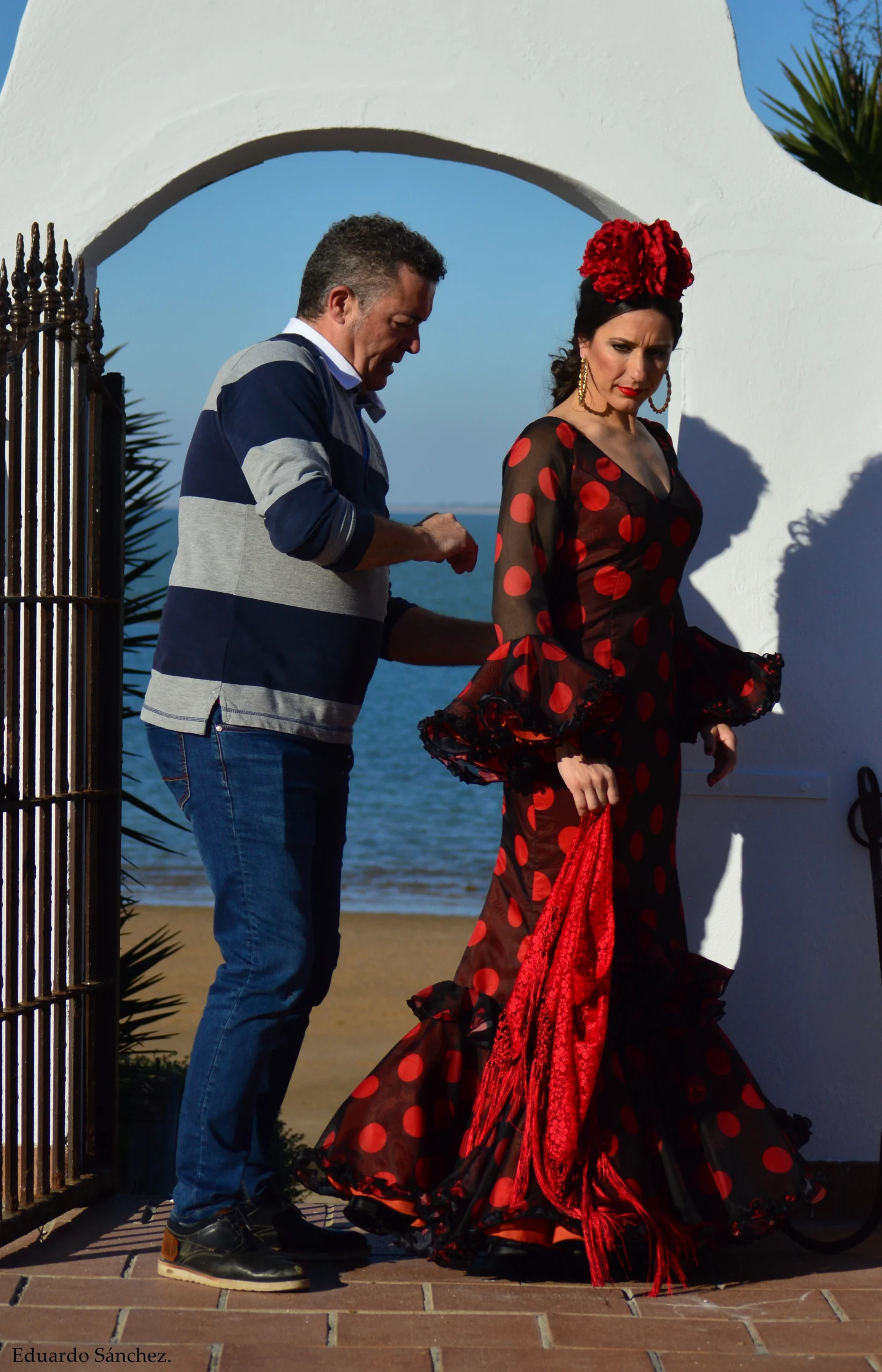 Moda flamenca: Agustín del Moral haciendo últimos retoques a un traje de flamenca